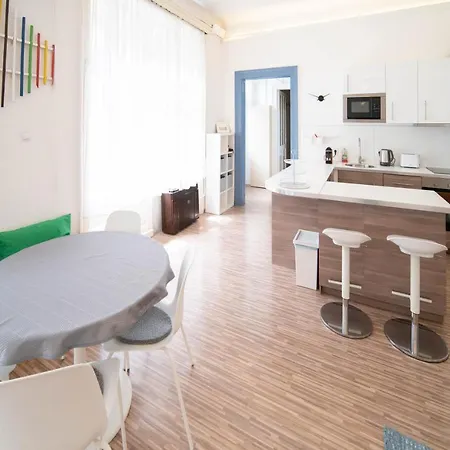 Brigi For 6 Ppl, Ac, Fast Wifi Будапешт